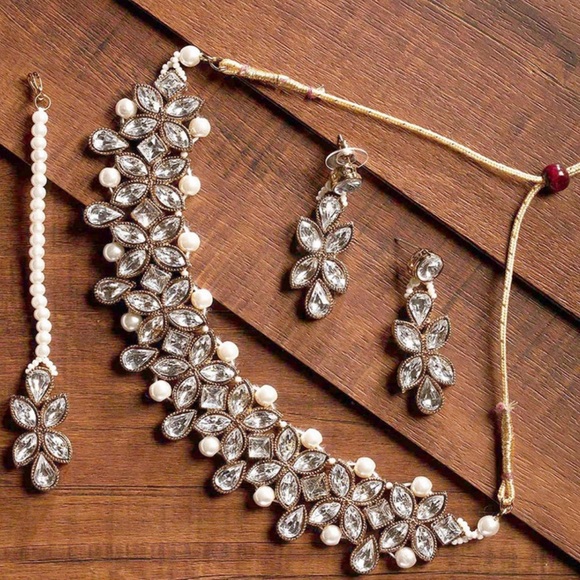 New unboxed jewellery set.. - Picture 2 of 3